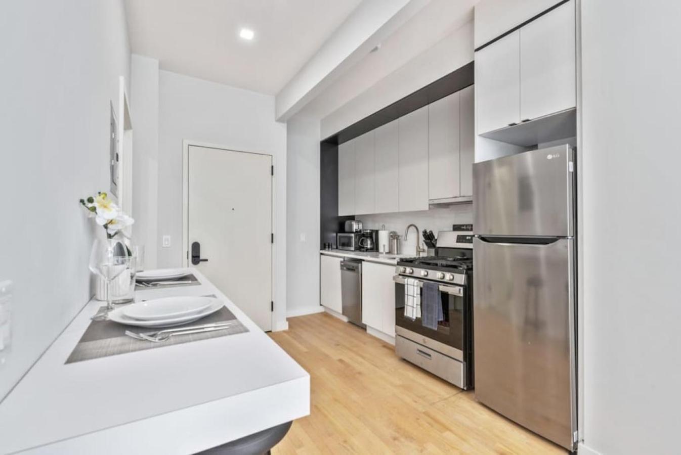 Apartamento Studio W Charming Juliet Balcony In Upper East Nova York